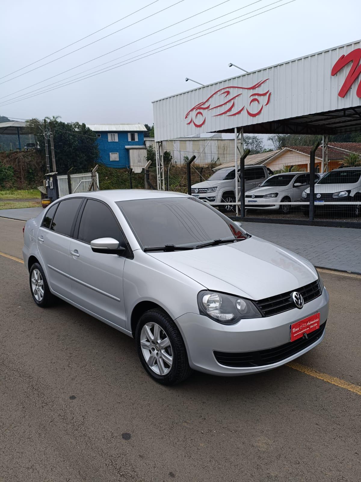 VOLKSWAGEN POLO SEDAN